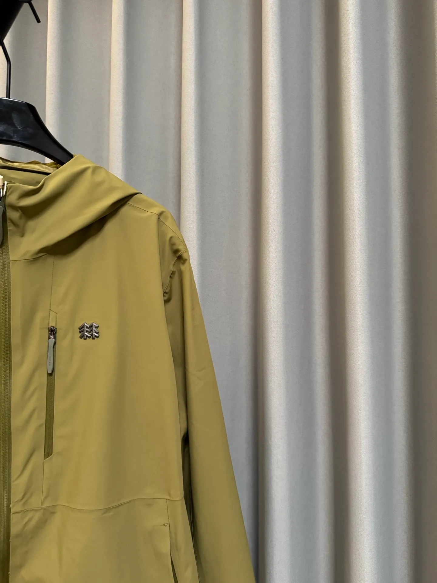 [Premium Replica] KOLON SPORT/Kolon 26fw waterproof, breathable, windproof Wear-Resistant KOLON laminated jacket (green), windproof and waterproof, lightweight Breathable, can be worn for outdoor commuting in spring and autumn, hooded design, zipper pockets on both sides, cuff Velcro, lined and comfortable, fully laminated style, simple upper body, look for the correct version. Size: m/l/xl/2xl/3xl
